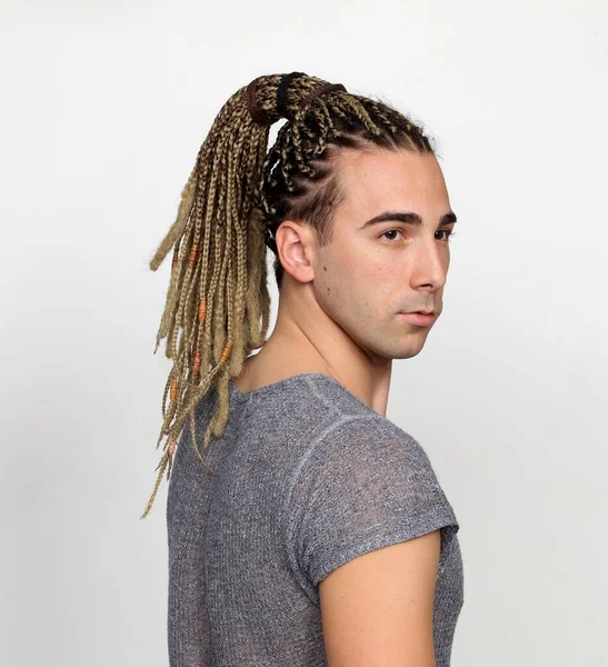 Model Pria Pirang Yang Menarik Dengan Kombinasi Kepang Dan Rambut — Stok Foto