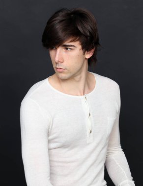 Çekici erkek model, kısa saçlı, izole edilmiş arka planda poz veriyor. Tarz, trendler, moda konsepti.