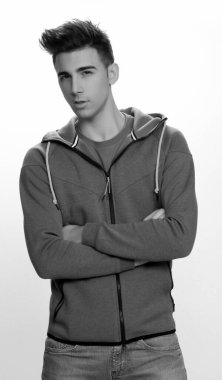 Çekici erkek model, kısa saçlı, izole edilmiş arka planda poz veriyor. Tarz, trendler, moda konsepti.