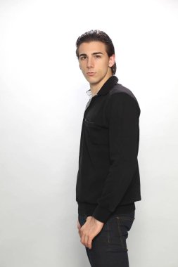 Çekici erkek model, kısa saçlı, izole edilmiş arka planda poz veriyor. Tarz, trendler, moda konsepti.