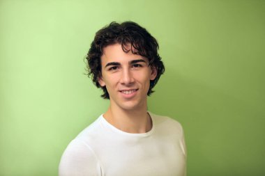 Çekici erkek model, kısa saçlı, izole edilmiş arka planda poz veriyor. Tarz, trendler, moda konsepti.