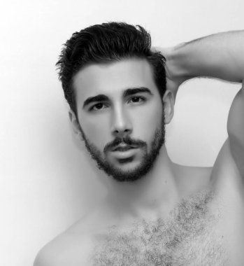 Çekici erkek model, kısa saçlı, izole edilmiş arka planda poz veriyor. Tarz, trendler, moda konsepti.