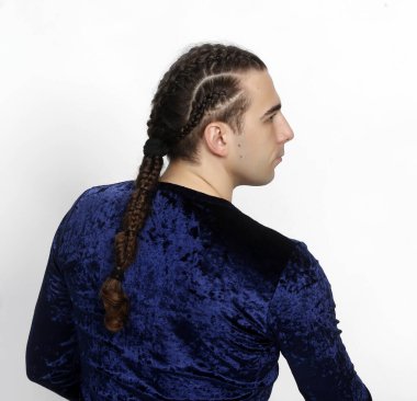 Stüdyoda örgü ören çekici erkek model. Avantgarde, tarz, moda konsepti.