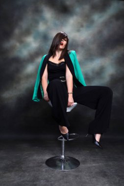 Siyah saçlı çekici kız stüdyoda poz veriyor. Tarz, trendler, moda konsepti.