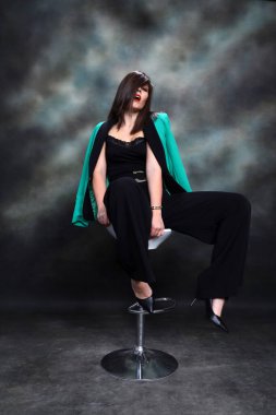 Siyah saçlı çekici kız stüdyoda poz veriyor. Tarz, trendler, moda konsepti.