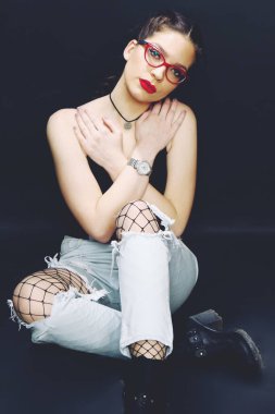 Stüdyoda izole edilmiş arka planda poz veren çekici beyaz bir kız. Tarz, trendler, moda konsepti.