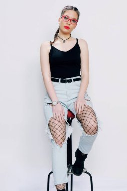 Stüdyoda izole edilmiş arka planda poz veren çekici beyaz bir kız. Tarz, trendler, moda konsepti.