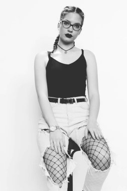 Stüdyoda izole edilmiş arka planda poz veren çekici beyaz bir kız. Tarz, trendler, moda konsepti.