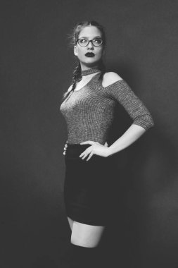 Stüdyoda izole edilmiş arka planda poz veren çekici beyaz bir kız. Tarz, trendler, moda konsepti.