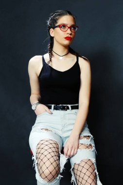 Stüdyoda izole edilmiş arka planda poz veren çekici beyaz bir kız. Tarz, trendler, moda konsepti.