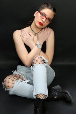 Stüdyoda izole edilmiş arka planda poz veren çekici beyaz bir kız. Tarz, trendler, moda konsepti.