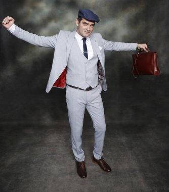 Soyutlanmış arka planda poz veren orta yaşlı yakışıklı bir gangster. Tarz, zarafet, iş, beyefendi, moda konsepti.