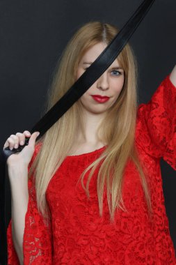 Stüdyoda izole edilmiş arka planda poz veren mavi gözlü güzel Avrupalı kız. Tarz, trendler, modellik, moda konsepti.