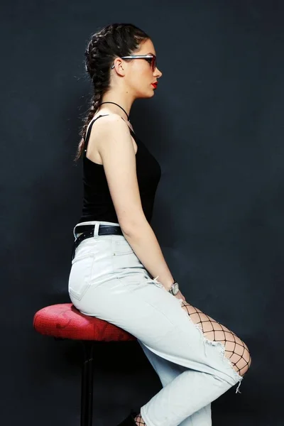 Attraktive Junge Kaukasische Mädchen Posieren Studio Auf Isoliertem Hintergrund Stil — Stockfoto