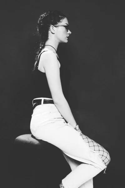 Ελκυστική Νεαρή Λευκή Κοπέλα Ποζάρει Στο Στούντιο Απομονωμένο Φόντο Στυλ — Φωτογραφία Αρχείου