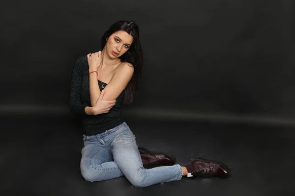Güzel Şık Esmer Kadın Model Stüdyoda Poz Veriyor Tarz Yaşam — Stok fotoğraf