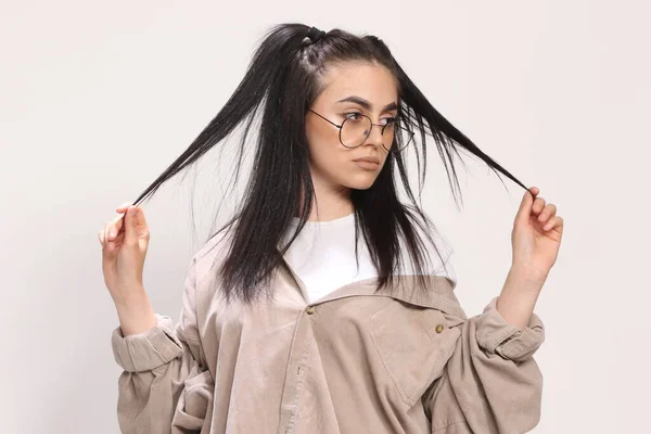 Hermosa Chica Hipster Caucásica Con Pelo Negro Gafas Está Posando — Foto de Stock