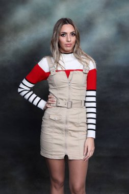 Güzel, göz kamaştırıcı sarışın kız izole arka planda stüdyoda poz veriyor. Tarz, trendler, moda konsepti.