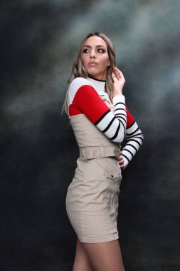 Güzel, göz kamaştırıcı sarışın kız izole arka planda stüdyoda poz veriyor. Tarz, trendler, moda konsepti.