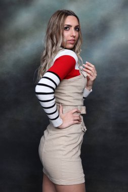 Güzel, göz kamaştırıcı sarışın kız izole arka planda stüdyoda poz veriyor. Tarz, trendler, moda konsepti.