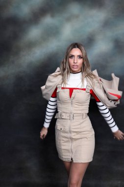 Güzel, göz kamaştırıcı sarışın kız izole arka planda stüdyoda poz veriyor. Tarz, trendler, moda konsepti.