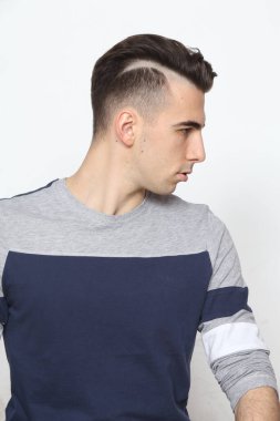 Çekici erkek model, kısa saçlı, izole edilmiş arka planda poz veriyor. Tarz, trendler, moda konsepti.