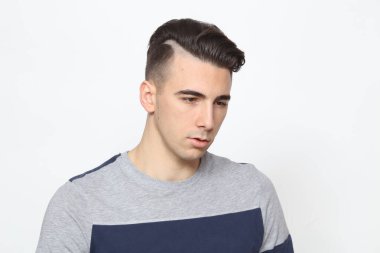 Çekici erkek model, kısa saçlı, izole edilmiş arka planda poz veriyor. Tarz, trendler, moda konsepti.