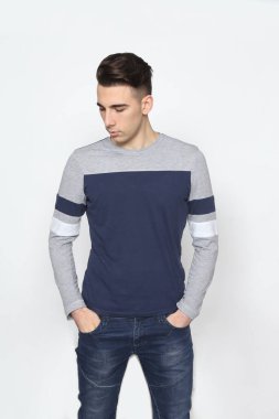 Çekici erkek model, kısa saçlı, izole edilmiş arka planda poz veriyor. Tarz, trendler, moda konsepti.