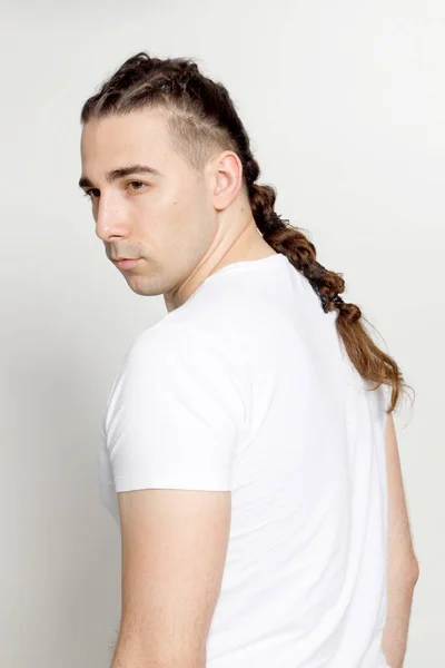 Elegante Modelo Masculino Con Trenzas Posando Estudio Sobre Fondo Aislado — Foto de Stock