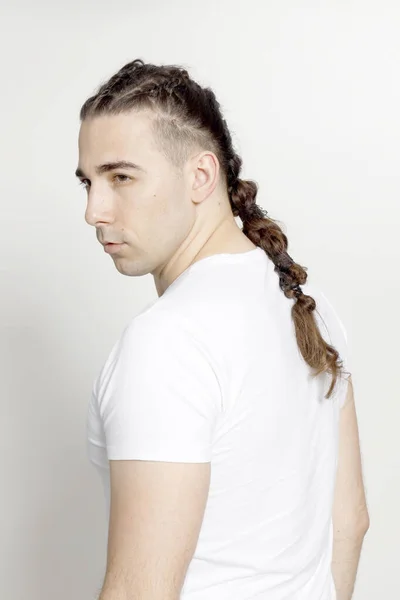 Elegante Modelo Masculino Con Trenzas Posando Estudio Sobre Fondo Aislado — Foto de Stock