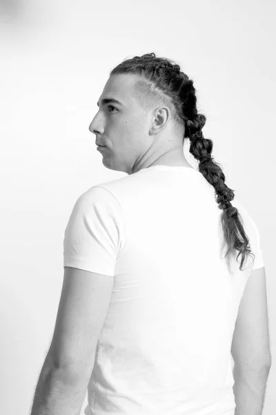 Elegante Modelo Masculino Con Trenzas Posando Estudio Sobre Fondo Aislado — Foto de Stock