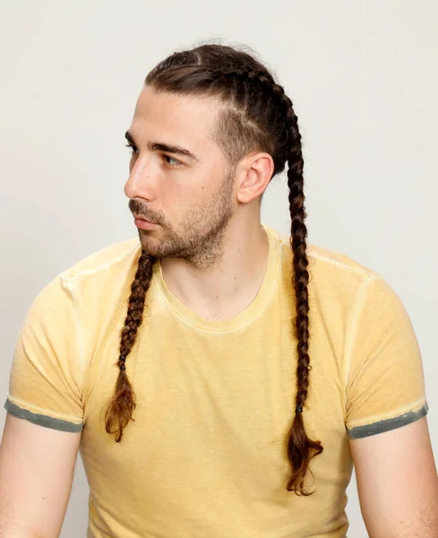 Elegante Modelo Masculino Con Trenzas Posando Estudio Sobre Fondo Aislado — Foto de Stock