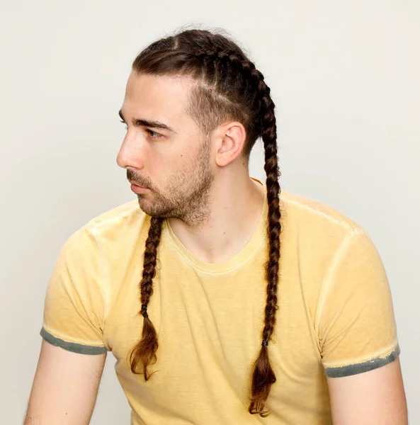 Elegante Modelo Masculino Con Trenzas Posando Estudio Sobre Fondo Aislado — Foto de Stock