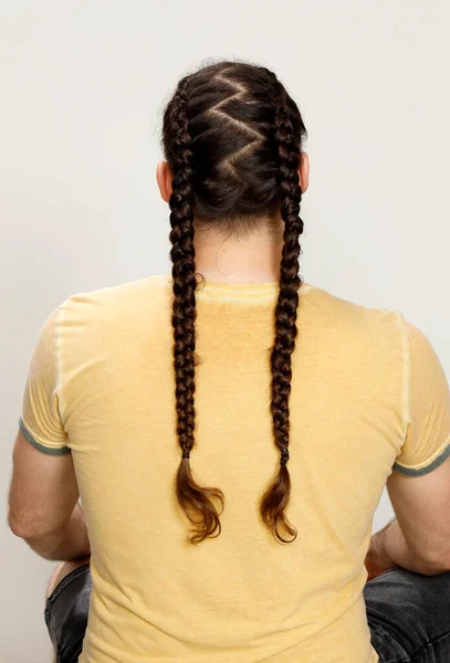 Elegante Modelo Masculino Con Trenzas Posando Estudio Sobre Fondo Aislado — Foto de Stock