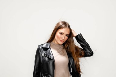 Çekici esmer kız stüdyoda poz veriyor. Tarz, trendler, moda konsepti.