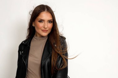 Çekici esmer kız stüdyoda poz veriyor. Tarz, trendler, moda konsepti.