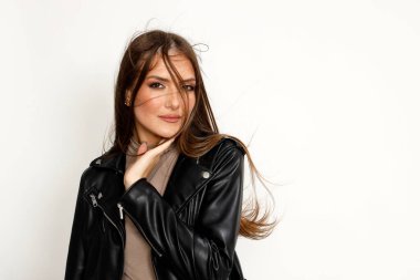 Çekici esmer kız stüdyoda poz veriyor. Tarz, trendler, moda konsepti.