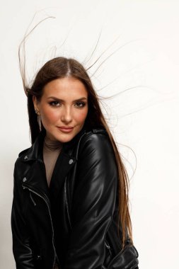 Çekici esmer kız stüdyoda poz veriyor. Tarz, trendler, moda konsepti.