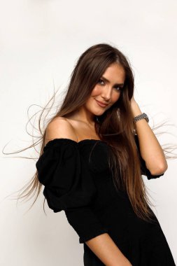 Çekici esmer kız stüdyoda poz veriyor. Tarz, trendler, moda konsepti.