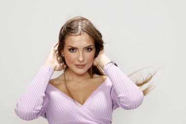 Çekici esmer kız stüdyoda poz veriyor. Tarz, trendler, moda konsepti.