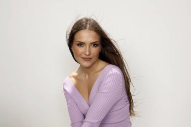 Çekici esmer kız stüdyoda poz veriyor. Tarz, trendler, moda konsepti.