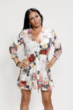 Genç kadın stüdyoda poz veriyor. Tarz, trendler, moda konsepti.