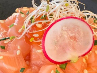 Çiğ somon tartarı. Taze somon, avokado ve roka salatası.. 