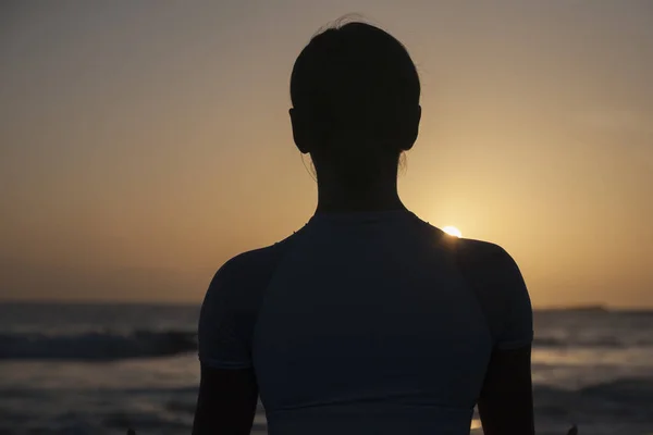 Gesund Mit Yoga Konzept Attraktive Junge Frau Meditiert Bei Sonnenuntergang — Stockfoto