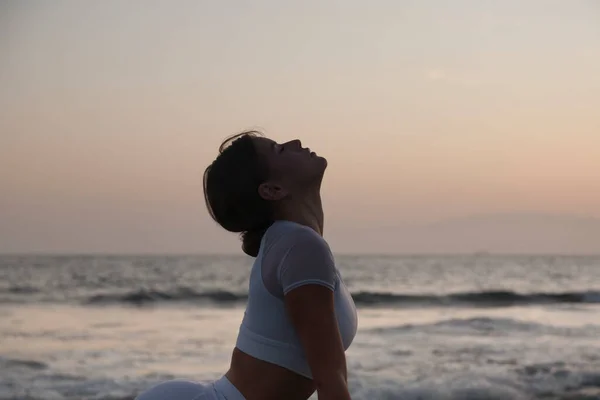 Здорова Концепцією Йоги Приваблива Молода Жінка Практикує Кобру Поз Пляжі — стокове фото