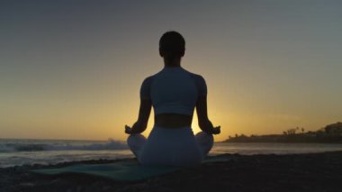Yoga kavramıyla sağlıklı. Meditasyon. Çekici genç kadın nefes alma pratiği yapıyor. Rahat ve rahat..