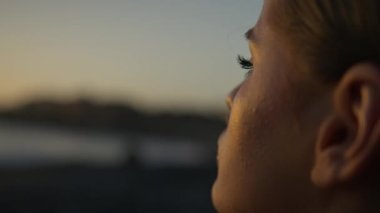 Yoga kavramıyla sağlıklı. Meditasyon. Çekici genç kadın nefes alma pratiği yapıyor. Rahat ve rahat..