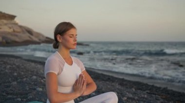 Yoga kavramıyla sağlıklı. Meditasyon. Çekici genç kadın nefes alma pratiği yapıyor. Rahat ve rahat..