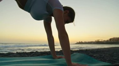 Yoga kavramıyla sağlıklı. Çekici genç kadın kalas egzersizi yapıyor..