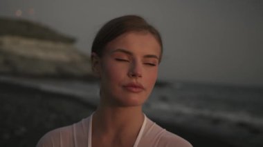 Yoga kavramıyla sağlıklı. Çekici genç kadın nefes alma pratiği yapıyor. Rahat ve rahat..